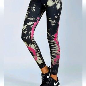 Noli Tie Dye Heart Leggings- small white heart in back of thigh 💗 worn once 💎